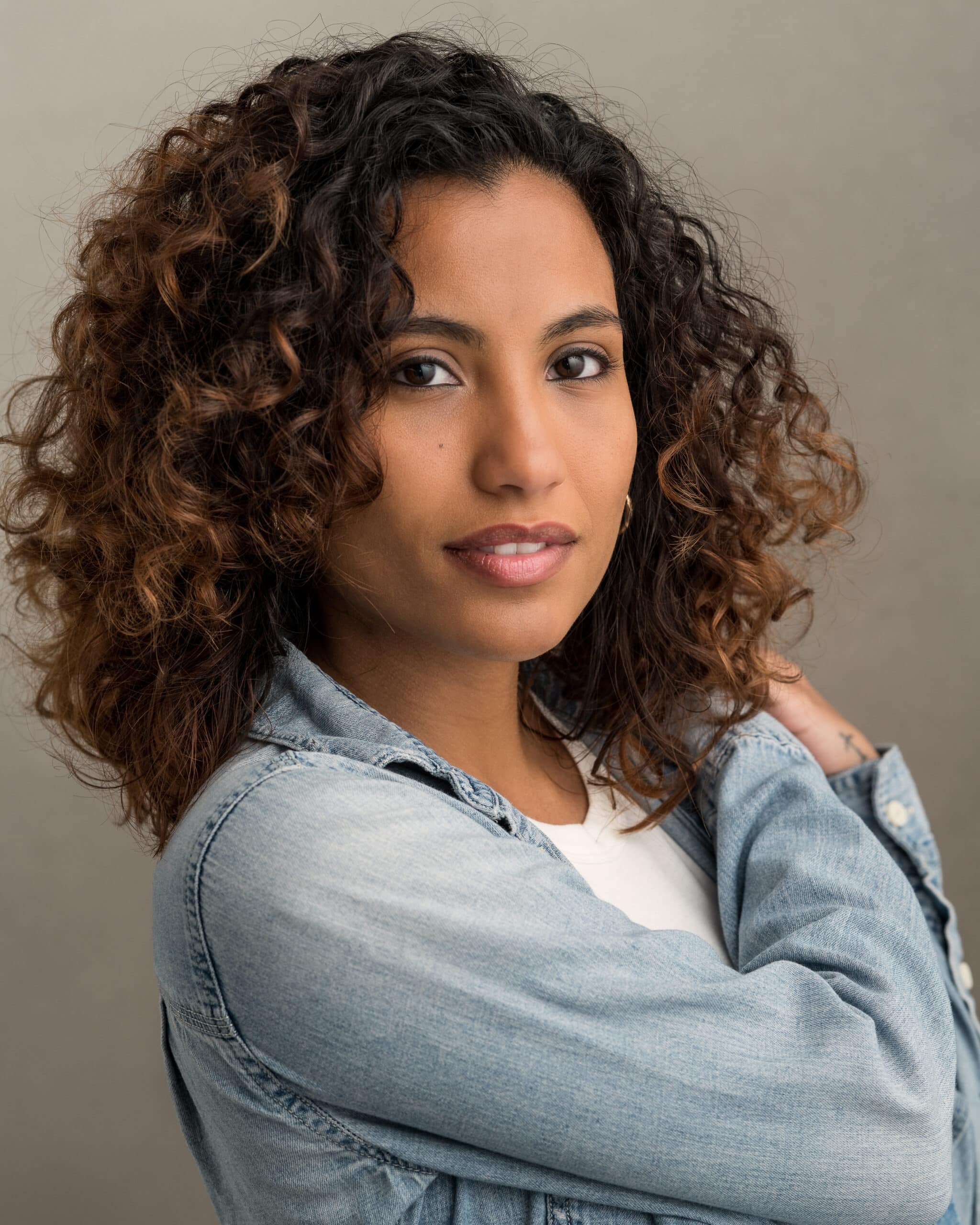 Actor headshot of Hannah Woman with curly hair closeup